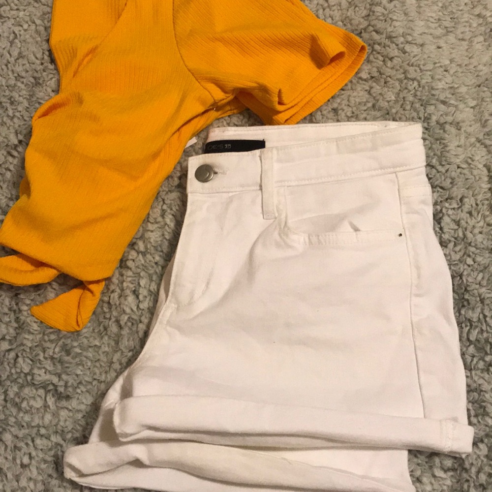 White Joe’s Jeans shorts! Perfect for summer 😎